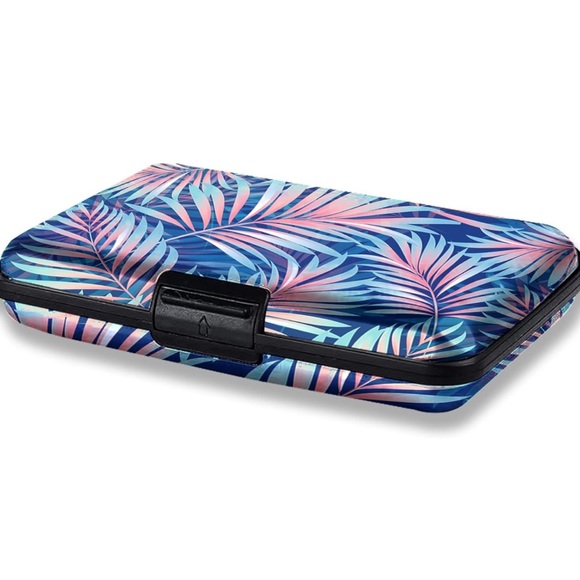 RFID Blocking Card Holder and matching Passport Cover - Picture 4 of 8